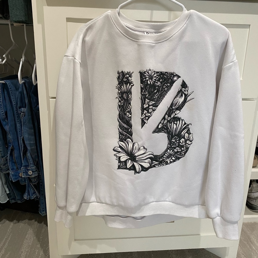Buffbunny Collection White crewneck sweater with B floral logo - Size M